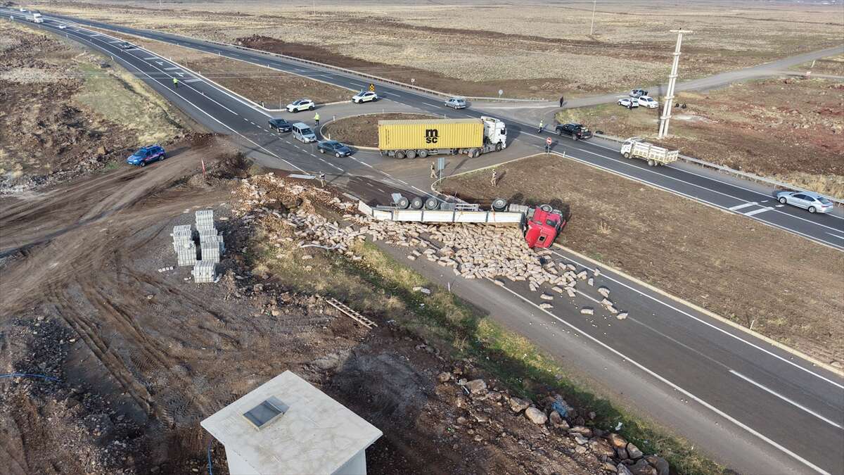 Devrilen TIR trafiği kilitledi 3